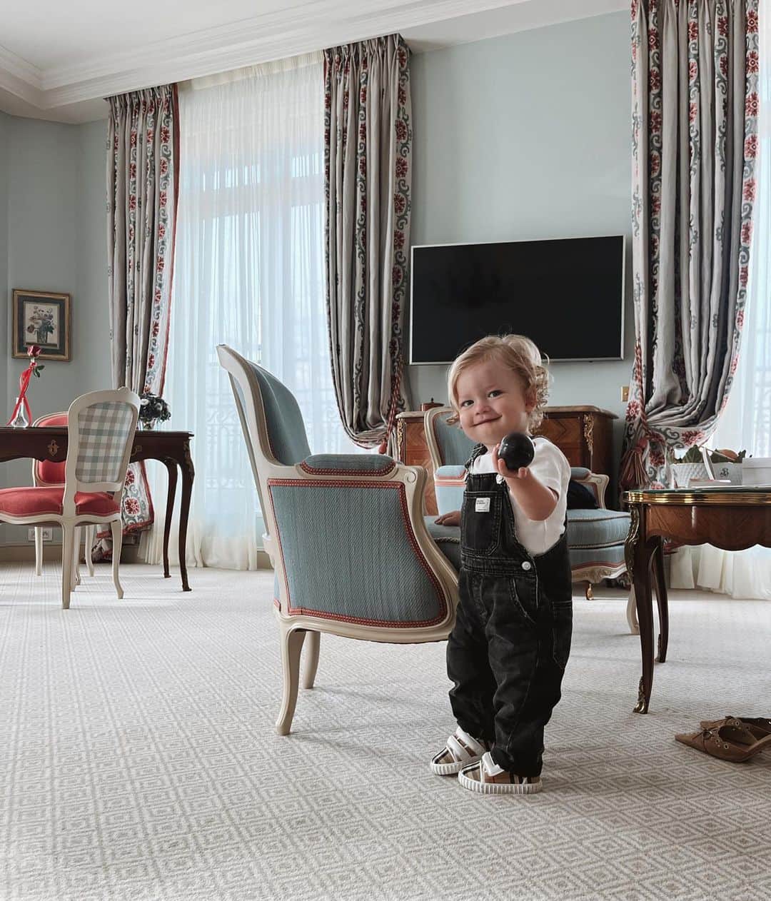ロッティー・トムリンソンのインスタグラム：「my baby loves @lebristolparis & plums 💜」