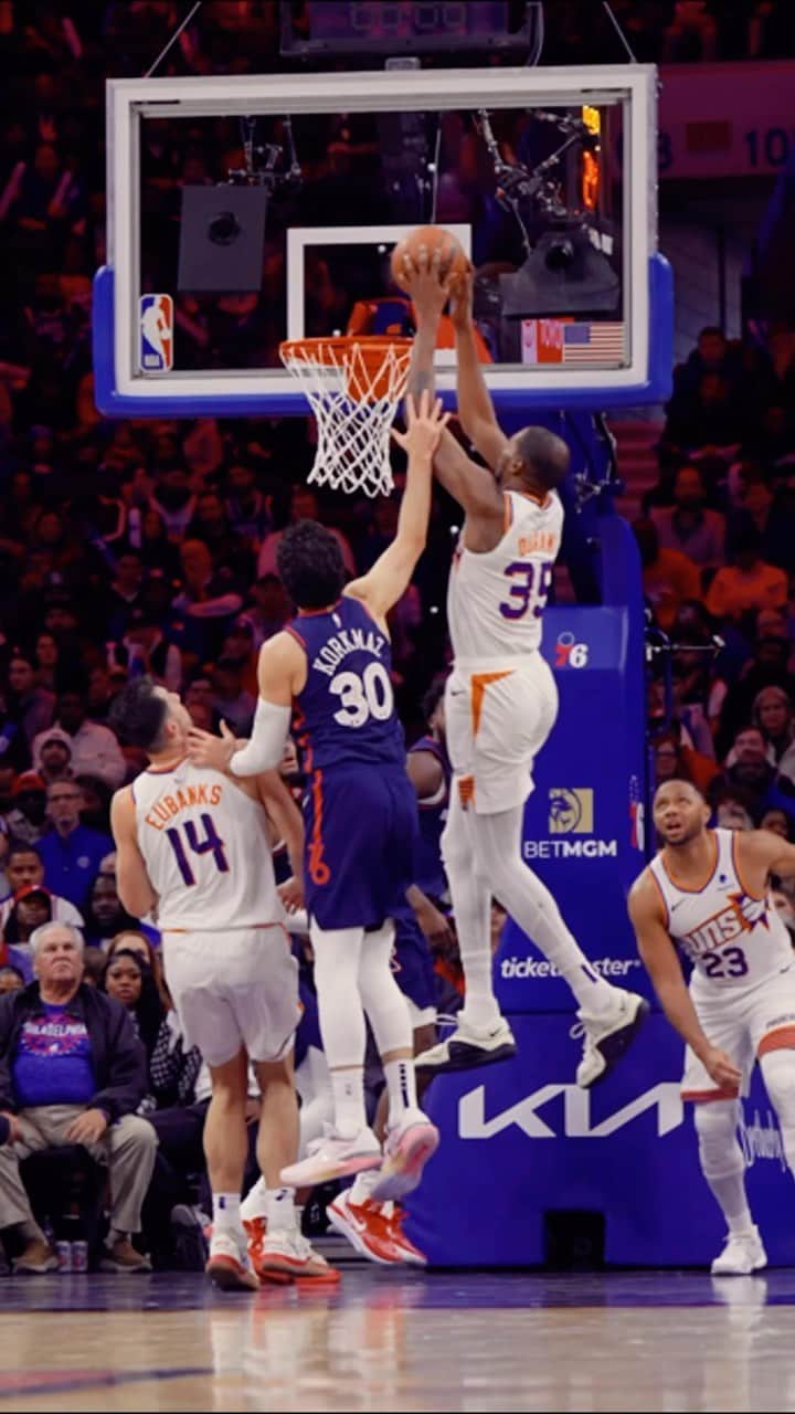 フェニックス・サンズのインスタグラム：「KD soarin’ for the putback ✈️」