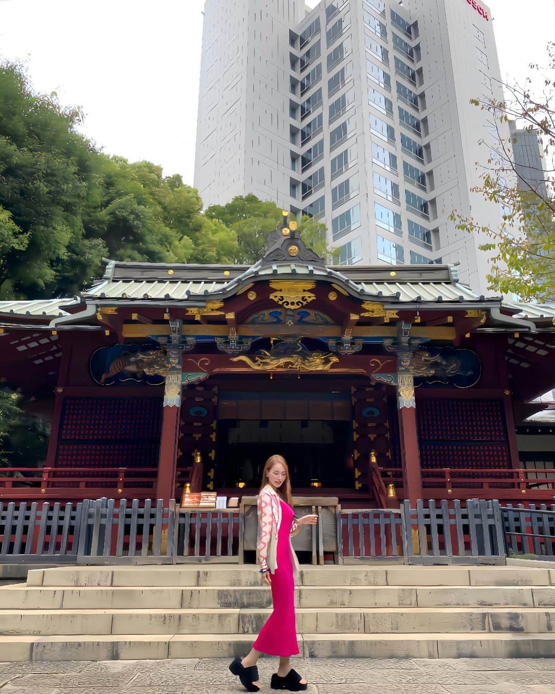 桜ゆみのインスタグラム：「神社巡り🌙💕  20歳から大人だけどさ、 生きていくうちにどんどん価値観も変わって、 自分に必要なものも変わって、 断捨離ってやろうとしなくても自然にできてる🌼  そんな神社でマツエクしたばっかりでるんるんな私🫣💓笑  いつものボリュームラッシュ上下をアレルギー対応グルーで🩵🤍 新宿駅そばなのもありがたい🥺🤍  🌹@liho___eye さん😻🌹🌼🌙  . #人生の転機 #金王八幡宮」