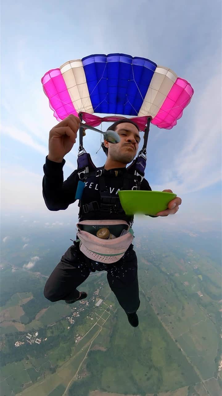 goproのインスタグラム：「Breakfast with a view 🪂 #GoProAwards recipient @osmar.8a couldn't wait until landing to break into his snack bag. This #GoProMAX clip earned him a $500 payday—next jumps are on us, Osmar.  @goromx #GoProMX #GoPro HyperSmooth #Skydiving #Skydive #Breakfast」