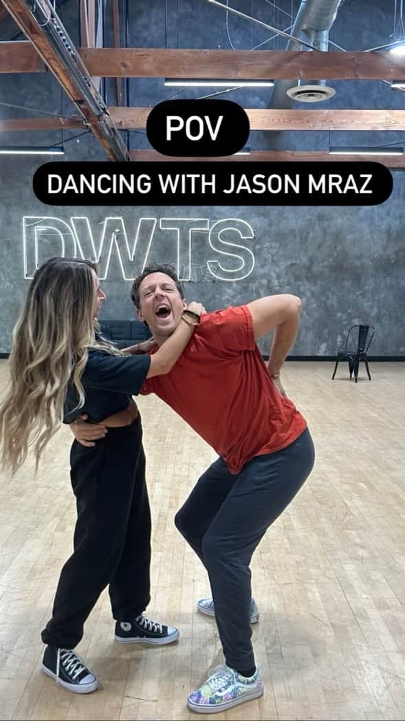 ジェイソン・ムラーズのインスタグラム：「What’s it like dancing with @jason_mraz?」