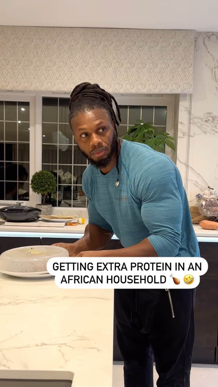 のインスタグラム：「Getting extra protein in an African household 🍗🤣😂 Who can relate? 😭」