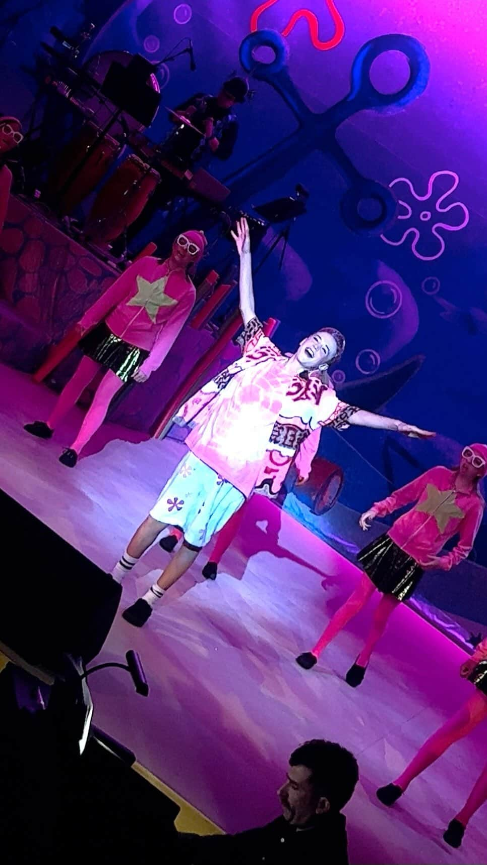 ポーラ・パットンのインスタグラム：「I’m so proud of you my bright shining star…Patrick Star in The SpongeBob Musical!💖⭐️」