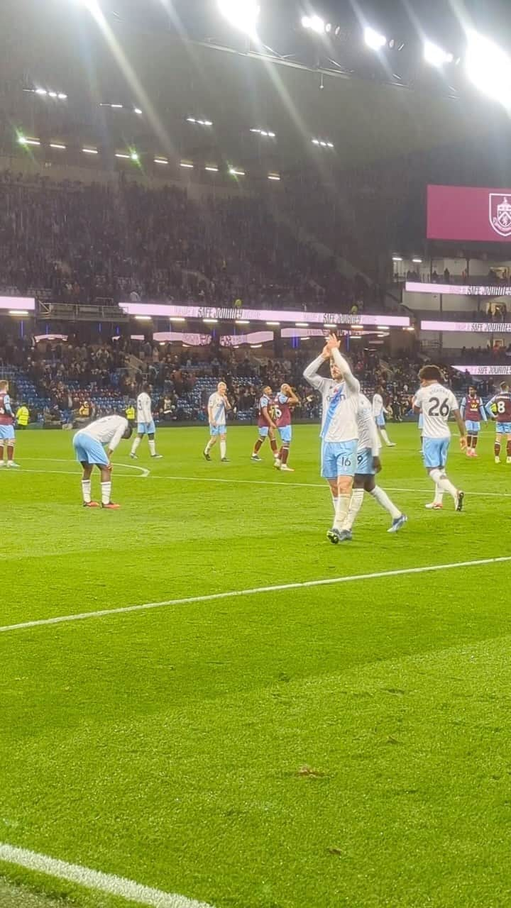 クリスタル・パレスFCのインスタグラム：「Singing in the rain 🎶☔️  #CrystalPalace #PremierLeague #BURCRY」