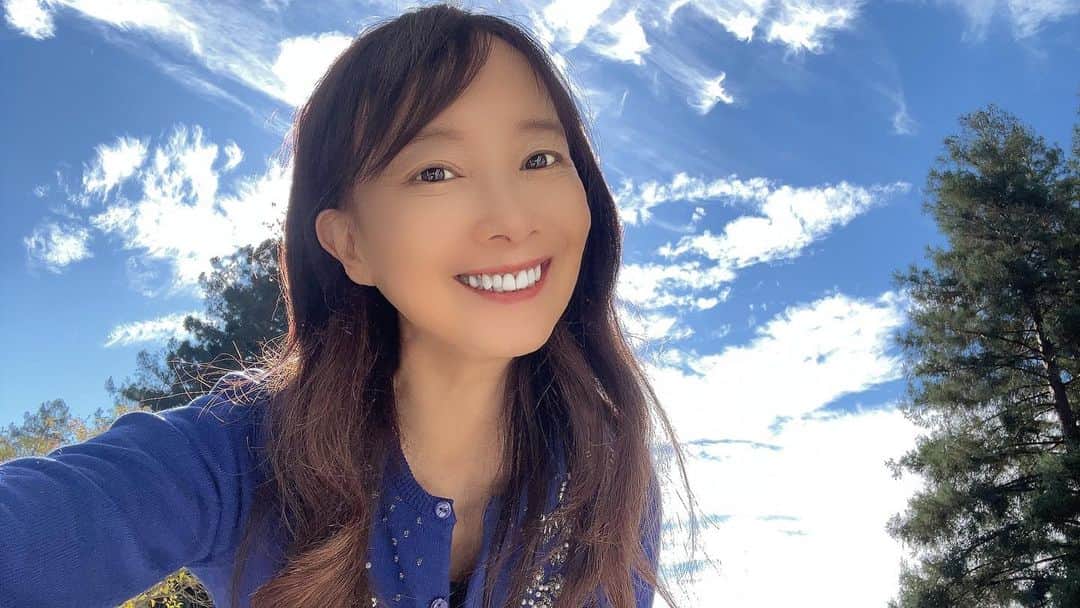 アグネス・チャンのインスタグラム：「Enjoying the California sunshine and blue skies!」