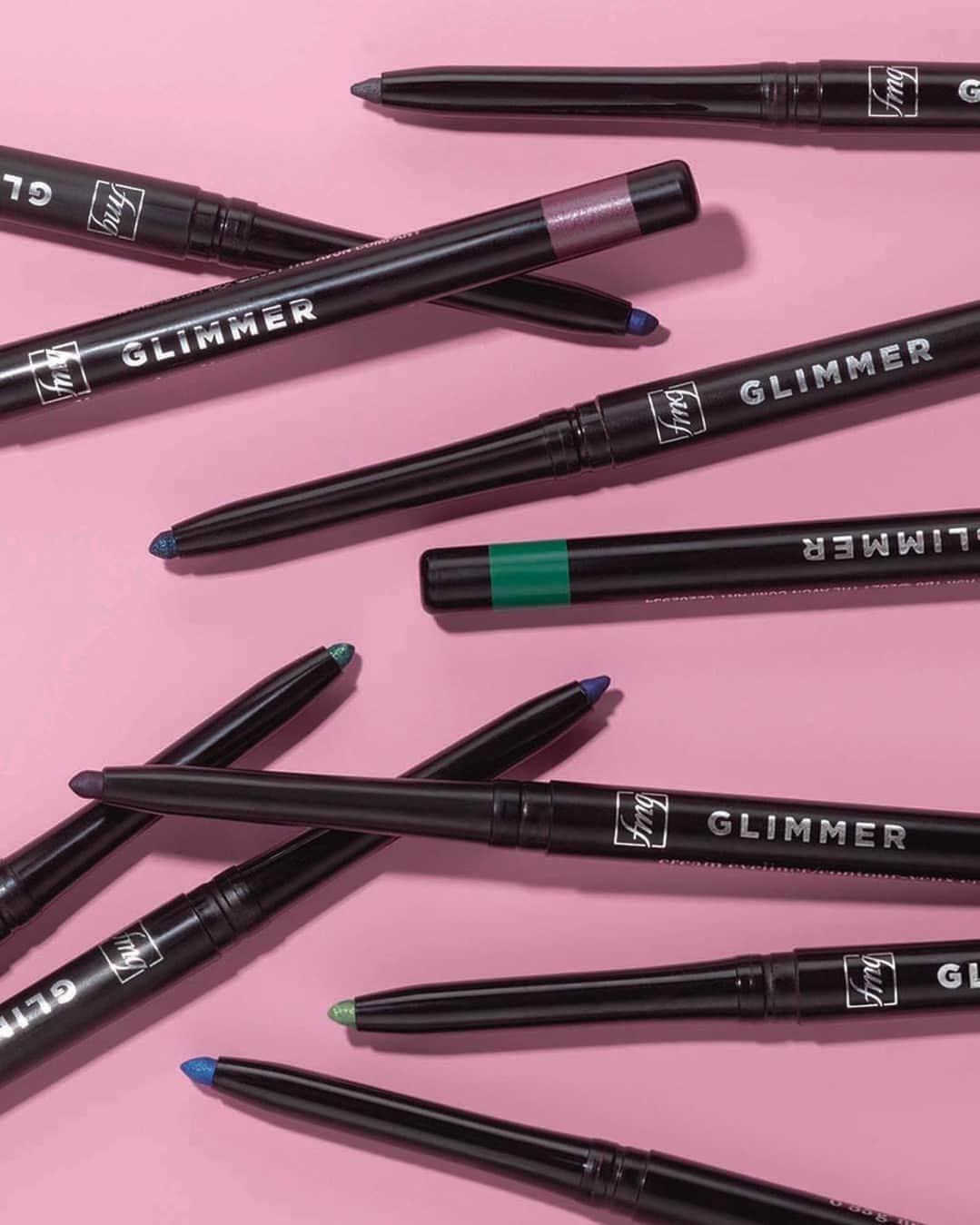 エイボンのインスタグラム：「Save on the crowd-favorite fmg Glimmer collection of eyeliner, brow definers, and lip liners, now for only $2.99 each! 🎁✨   While supplies last. Shop now!  #eyeliner #browpencil #avoninsider #beauty #makeupsale」