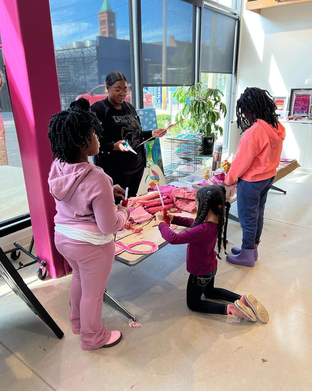 のインスタグラム：「🎀 A very pink Artisan Studio 🎀 Last month, a 9 year old Artisan Studio student suggested creating artwork centered around Breast Cancer Awareness, as his grandmother had experienced breast cancer. Flip through the photos and see what beautiful collages were made 💗 #healingthroughart」