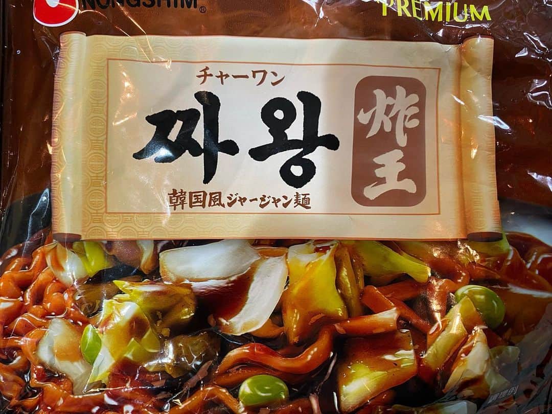 小沢仁志さんのインスタグラム写真 - (小沢仁志Instagram)「おはようさん❗️ 今朝は、韓国のジャージャー麺で このインスタントお気に入り 黄色いたくわんの代わりに かまぼこでw」11月5日 4時37分 - ozawa_hitoshi