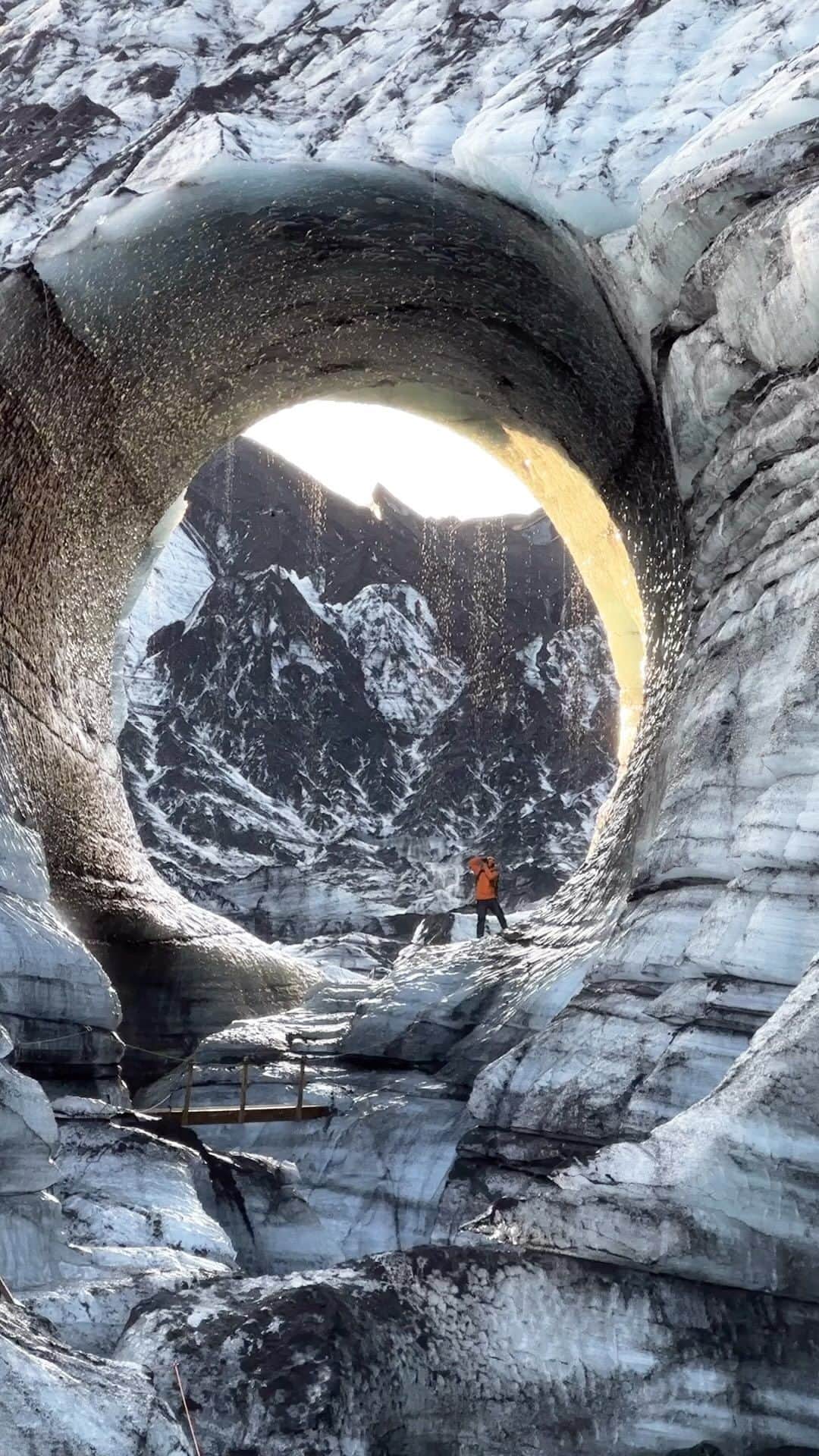 クリス・バーカードのインスタグラム：「I’ve never seen light move in so many ways in such concentration, dancing off of every contour in the glacial ice, even the water droplets sparkling in their short journey to the floor below. The Katla ice cave won’t be the same when I return next year… grateful for this years perspective inside the fingertips of Mýrdalsjökull.   @txlfilms @southcoast_adventure @schlerm」