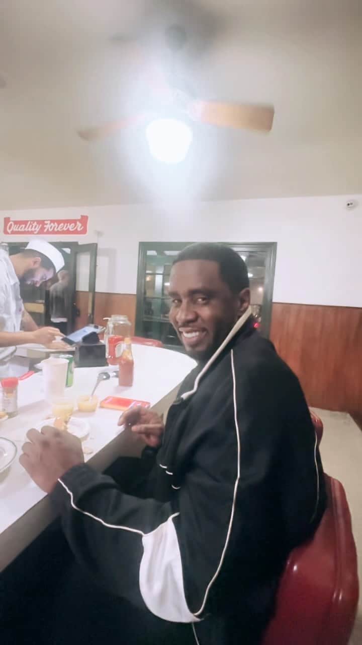 ディディのインスタグラム：「Birthday mood 😂」