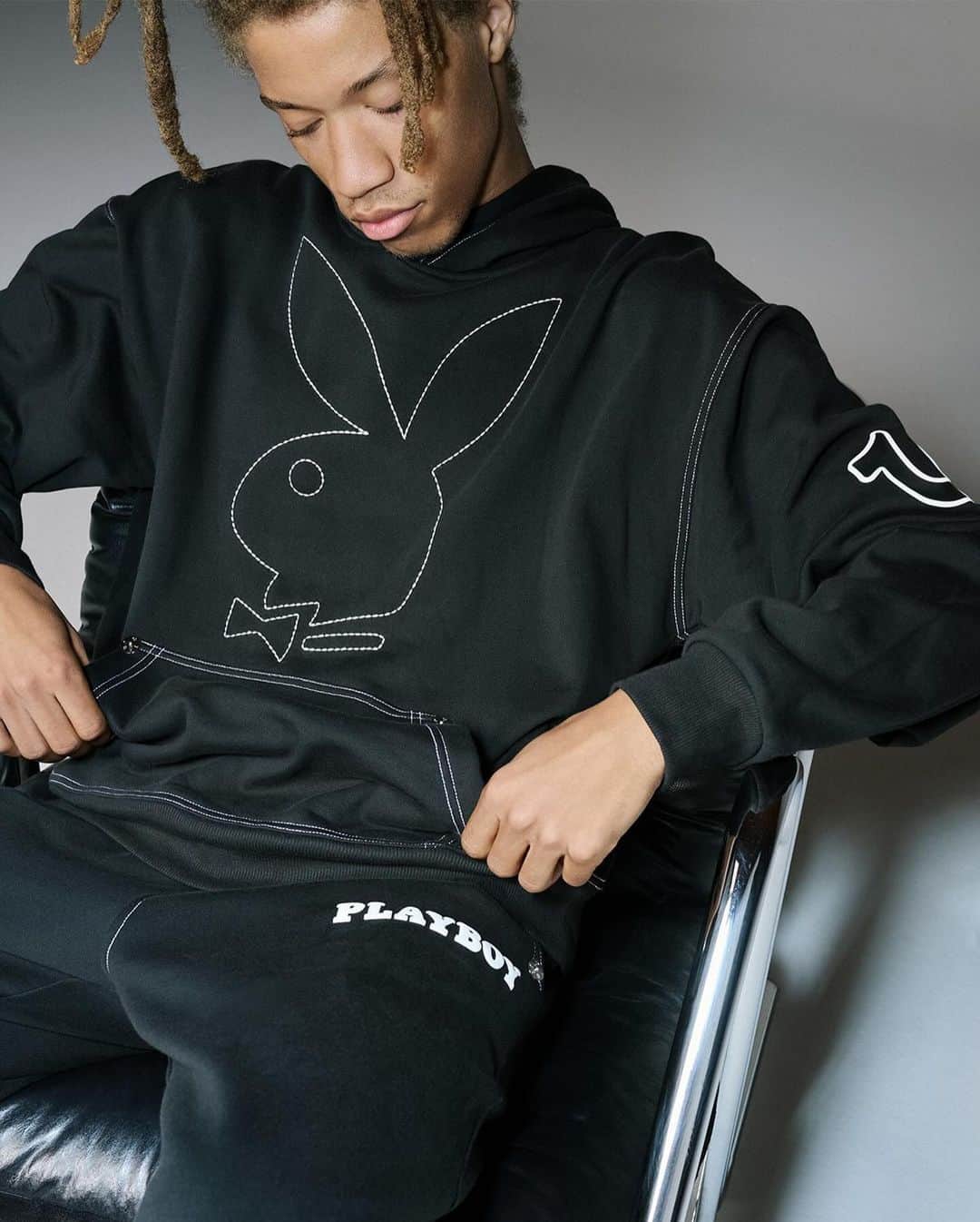 トゥルーレリジョンのインスタグラム：「Real recognize real. If you haven’t already, cop our legendary drop in collaboration with @playboy.  Show us your fit. Tag @truereligion and #TRxPlayboy for a chance to be featured.」