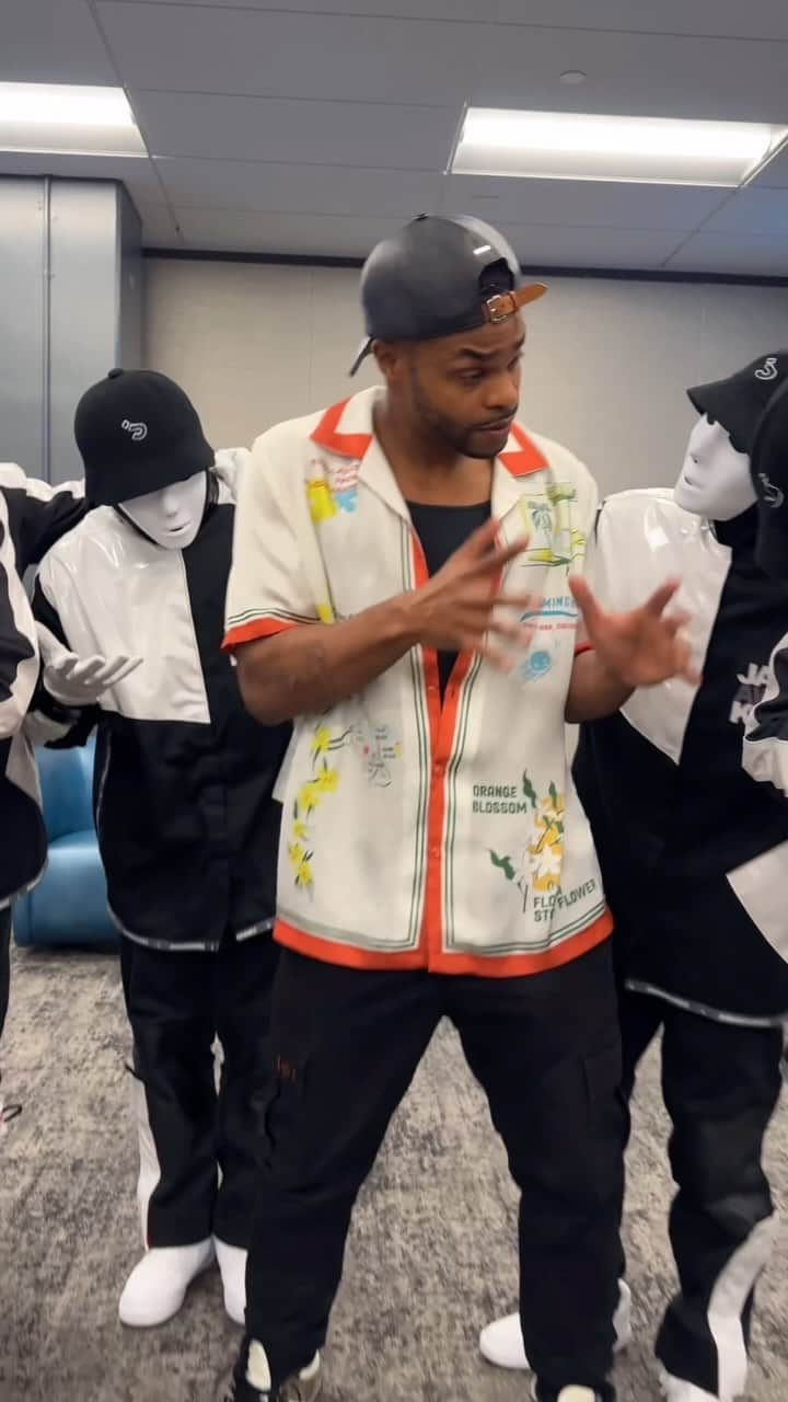 King Bachのインスタグラム：「Bachawockeez @jabbawockeez 💃🏽🔥」