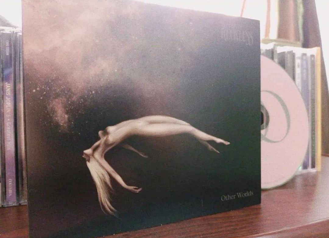 テイラー・モンセンのインスタグラム：「One year ago today #OtherWorlds was released featuring acoustic versions, remixes and rare cover songs including a version of @davidbowie ‘s “Quicksand” with @mikegarson 📸 @xxrecklessmomsenxx」