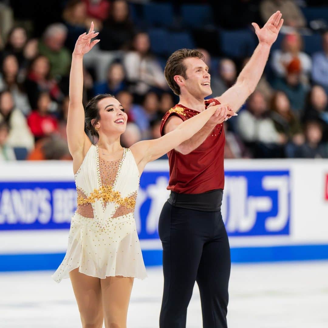 Skate Canadaのインスタグラム：「After just one year together, @_lia.pereira & @trenntmichaud continue to shine on the international stage with a first-ever #GPFigure 🥇 for the pair team! ______________  Après seulement un an de partenariat, @_lia.pereira & @trenntmichaud continuent de briller sur la scène internationale avec une toute première médaille d'🥇 sur le circuit du Grand Prix!  📸 @danielleearlphotography」