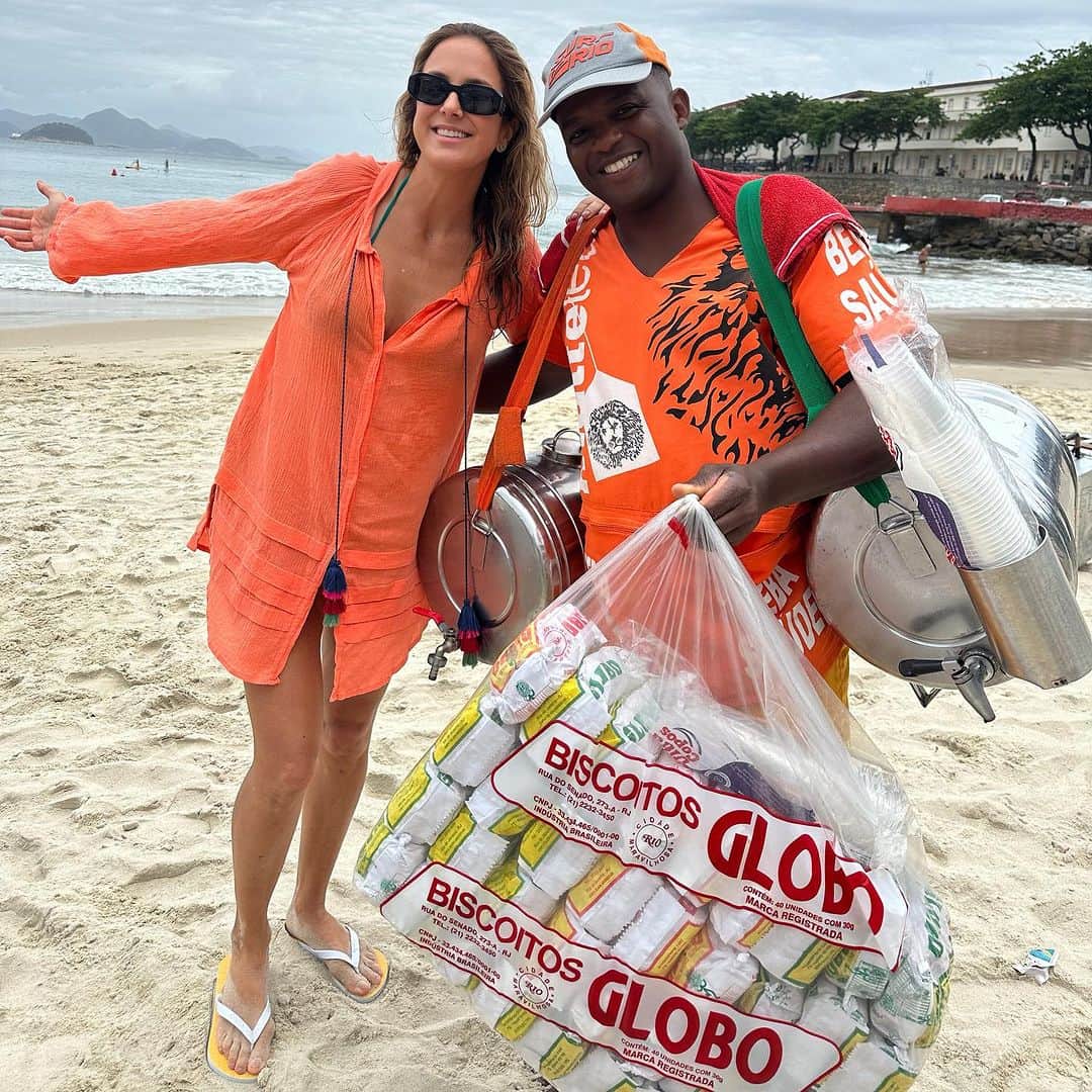Tic iPinheiroのインスタグラム：「Sábadão bem carioca,  com minha família curtindo o errejota 🌞🌊 Quem também ama mate limão com biscoito globo?」