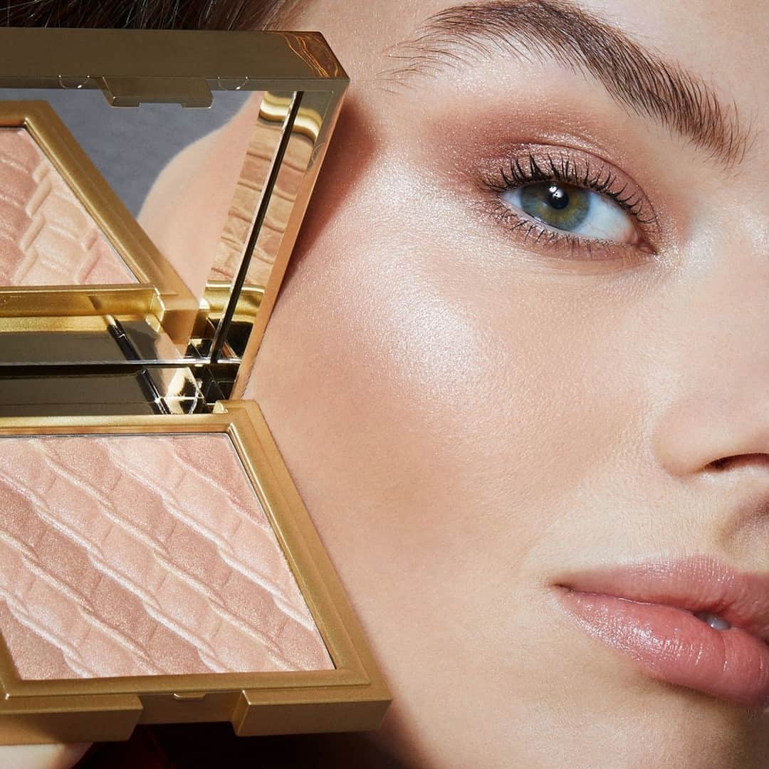 KIKO MILANOのインスタグラム：「Discover the secret to a flawless radiance with our #KIKOHolidayPremiere Duo Face Highlighter! Did you know it comes with two complementary shades? 🌟 Achieve that glow and be camera-ready in an instant! 📸⁣ ⁣ Pearly Duo Face Highlighter 02 - Lasting Foundation 01 -  Enchanting Duo Bronzer 02 - Metallic Eyeshadow 03, 01 - Volume & Curl Mascara - Crystal Lip Balm ⁣」