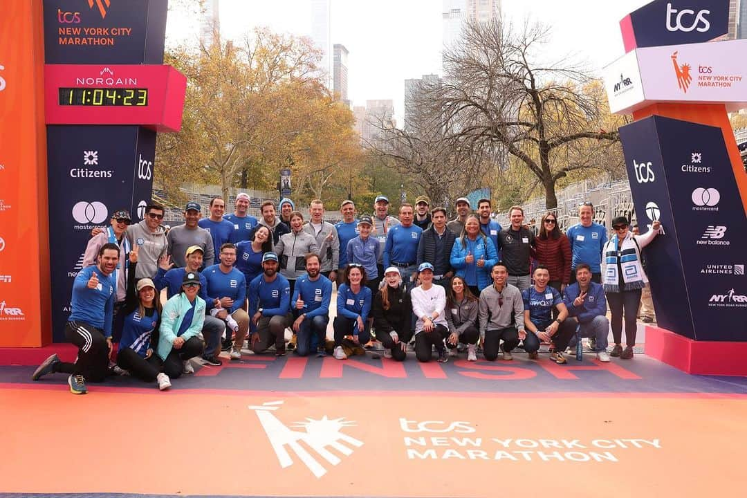 アボットジャパンのインスタグラム：「Before this finish line becomes covered in medals, smiles and high fives, marathon legend @joanbenoitsamuelson and @nyrr Coach @robertomandje are giving Abbott runners final tips and well-wishes to prepare them for the @nycmarathon. 🌟」