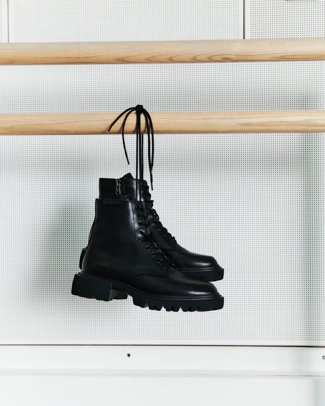 オールセインツのインスタグラム：「Pointe shoes? I don’t know her.」