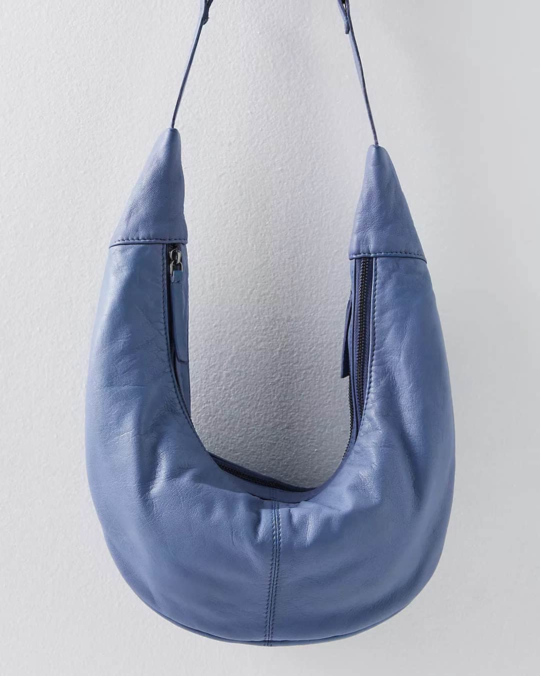 freepeopleのインスタグラム：「The bag you all love in now in the perfect blue. Link in bio to shop the Idle Hands Sling.」