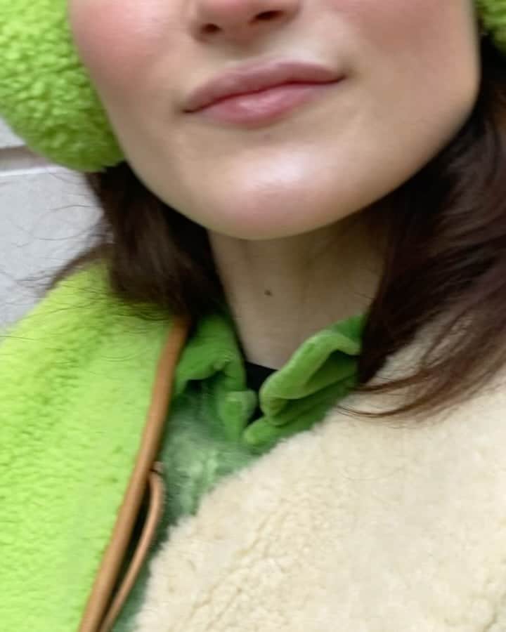 ロサモサのインスタグラム：「🔝 to down + only when coordinating your outfits ‼️ + link in bio for all items in the slider 💪 + #rosamosa #rosamosavienna #autumnknits #limegreen #shearling #earwarmer #earwarmers #earwarmerseason #gilet #gilets #shearling #shearlingjacket #shearlingvest #mohairjumper #mohair #clog #clogshoes #clogs #clogsofinstagram #wien #vienna #madeinvienna #fallover  + photo @nekomunikata  styling @rike_hemedinger_ @castingbuerowien  hair + make @nekomunikata」
