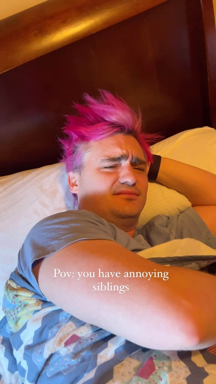 シェパードのインスタグラム：「Being woken up by your siblings is fckn annoying at any time of the day… #siblings」