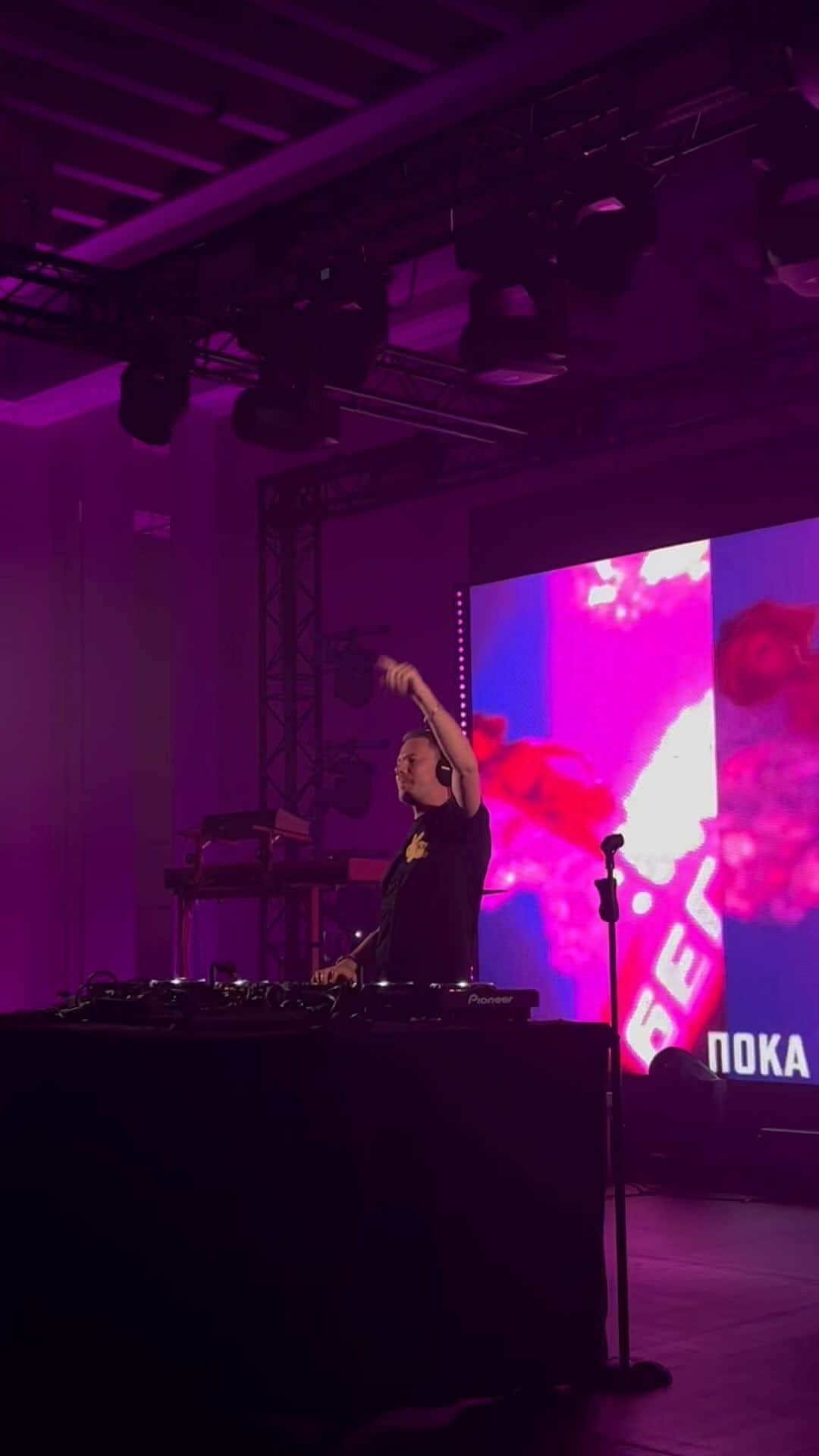 RU.TVのインスタグラム：「DJ SMASH из Дубая передаёт тебе звуки любимой музыки!  Ставь ❤️ долгожданным выходным!」