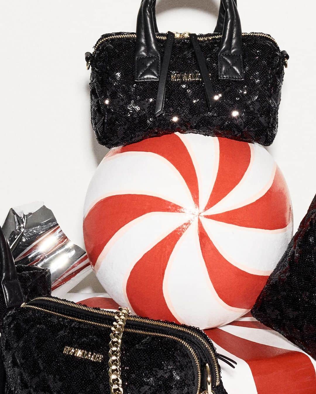 MZウォレスのインスタグラム：「Shine bright with Black Sequin」
