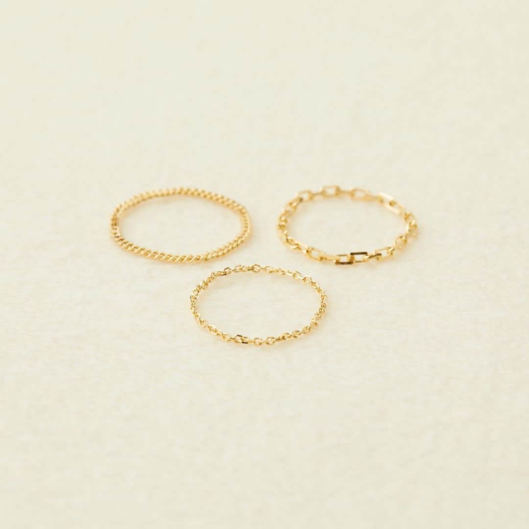 サトミ カワキタのインスタグラム：「Our versatile chain rings are fun and easy and can be worn casually on their own or stacked with more substantial pieces to create an elevated look.」