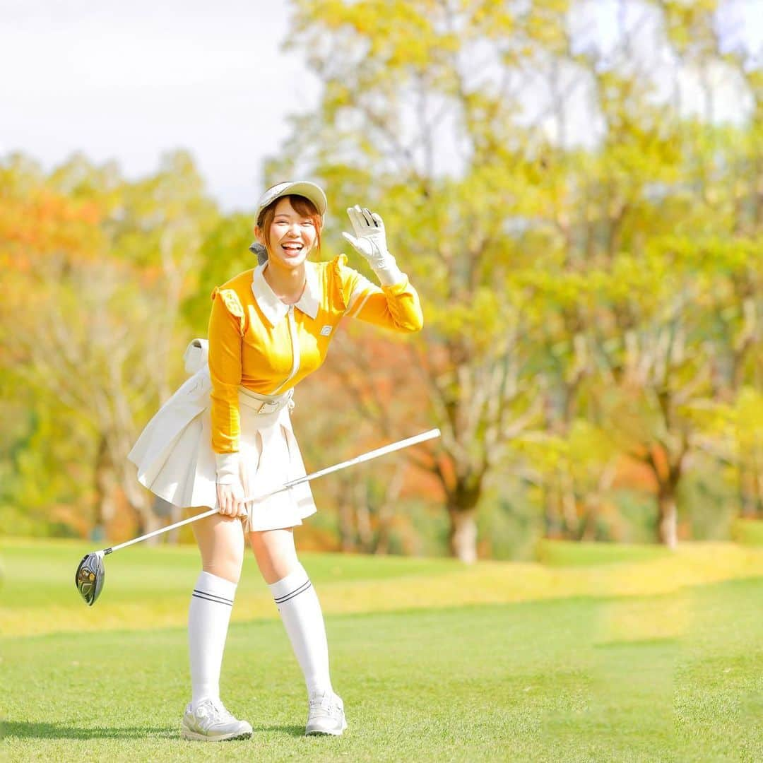 山岸楓のインスタグラム：「今日は開運日らしいので 黄色のゴルフウェア⛳️💛  @j.jane_japan さん  秋っぽいカラーで可愛いデザイン いつもありがとうございます！ 色んなカラーあるから 皆でお揃いカラーでも違うカラーでも 可愛いだろうな👀  ゴルフもっと上手くならなくちゃ！って思った2日間だったなー  ドライバーとウッドいつ買うんやら🛒💭  #ゴルフウェアレディース #ゴルフウェア #ゴルフ初心者  #ゴルフ女子」