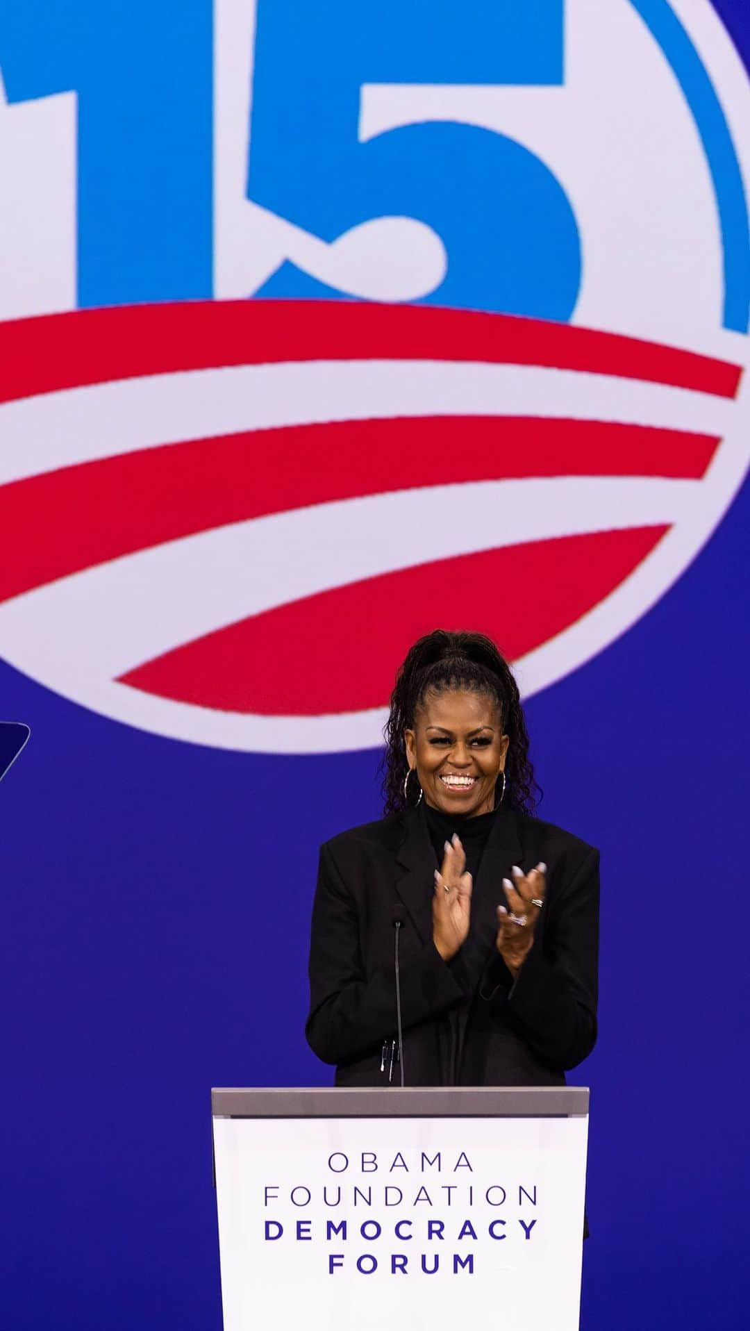 ミシェル・オバマのインスタグラム：「To all our Obama alumni who joined Barack and me in Chicago, as well as all those who couldn’t make it, I just want to say thank you for everything you have done over the past 15 years—not just for me, not just for Barack, but for our country and our world.   You’ve shown us what’s possible when you get involved not just in spite of the scale of the challenge, but because of it. You’ve shown us change is possible—and that our hopes are more powerful than our fears. And in the years that have followed since Election Night in Grant Park, you’ve proven that again and again and again.」