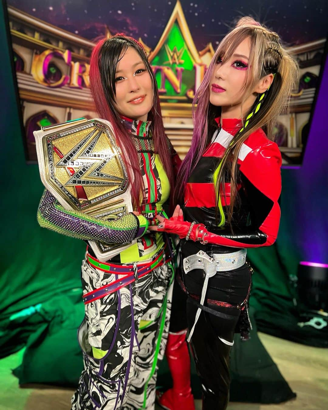 紫雷イオのインスタグラム：「WELCOME BACK.  @official_kairi   #wwecrownjewel」