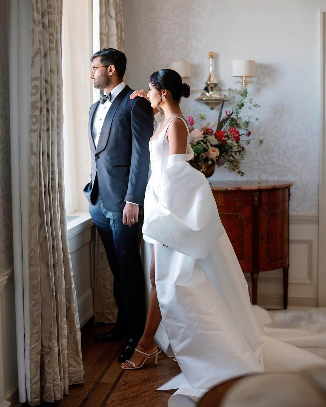 Ceci Johnsonさんのインスタグラム写真 - (Ceci JohnsonInstagram)「From @thepierreny penthouse celebrations to Central Park strolls, with luxe details & sparkling love: a young couple savors the sweet madness of #newyorkcity one heart-stopping moment at a time!❤️  Photography: @renezadoriphotography  Planning: @anaisevents  Florals: @flowersbyedgar  Venue: @thepierreny  Stationery: @cecinewyork  Rentals: @finelinencreation  Glam: @makeupbypriyanka @hairby_luli  Attire: @berta @berta.nyc @tomford @lovellabridal」11月5日 6時21分 - cecinewyork