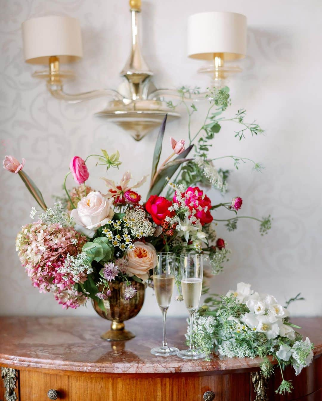 Ceci Johnsonさんのインスタグラム写真 - (Ceci JohnsonInstagram)「From @thepierreny penthouse celebrations to Central Park strolls, with luxe details & sparkling love: a young couple savors the sweet madness of #newyorkcity one heart-stopping moment at a time!❤️  Photography: @renezadoriphotography  Planning: @anaisevents  Florals: @flowersbyedgar  Venue: @thepierreny  Stationery: @cecinewyork  Rentals: @finelinencreation  Glam: @makeupbypriyanka @hairby_luli  Attire: @berta @berta.nyc @tomford @lovellabridal」11月5日 6時21分 - cecinewyork