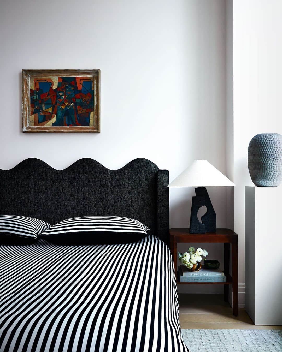 のインスタグラム：「Christian Siriano (@csiriano) is making a foray into interior design—and, as expected, he’s putting his fashion skills to good use. In this recent New York project,  the striped silk-blend bed linens in the main bed-room were sewn at Siriano’s fashion studio. “She wanted something that was very, very soft,” Siriano says of the client, “so we made those custom.” Paired with the bedding are lamps from Siriano’s friend @athenacalderone’s Crate & Barrel collection. “Athena is so talented,” he says. Plus, she’s chic, he adds. “Every woman we work with is pretty much, ‘I want to look like Athena!’ ”  Click the link in the bio to tour the rest of this airy apartment, as featured in our November 2023 issue. Written by @julie_coe. Photographed by @timlenzphoto.」
