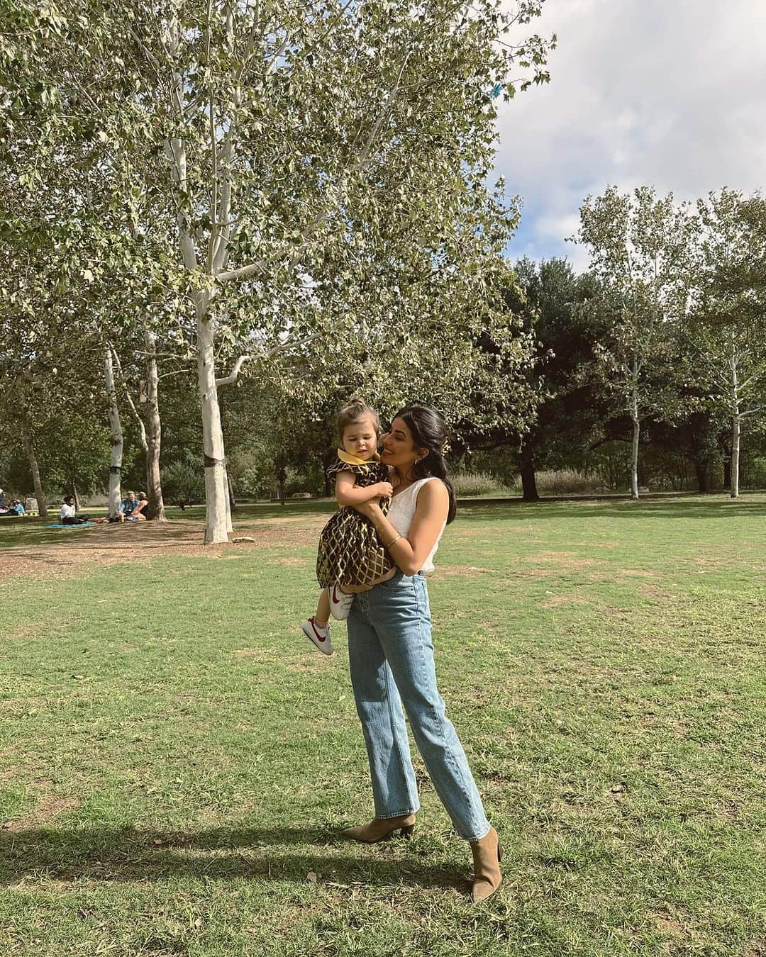 Sazan Hendrixのインスタグラム：「happy birthday to our beautiful, talented, fun, energetic, hilarious AMARI 🥳 She’s officially entered her threenager era & oh my the last slide.. she didn’t know what to do with all the love and attention she got from friends and family today!! We love you Mari 😭🎂🫶🏽 #birthdayqueen」