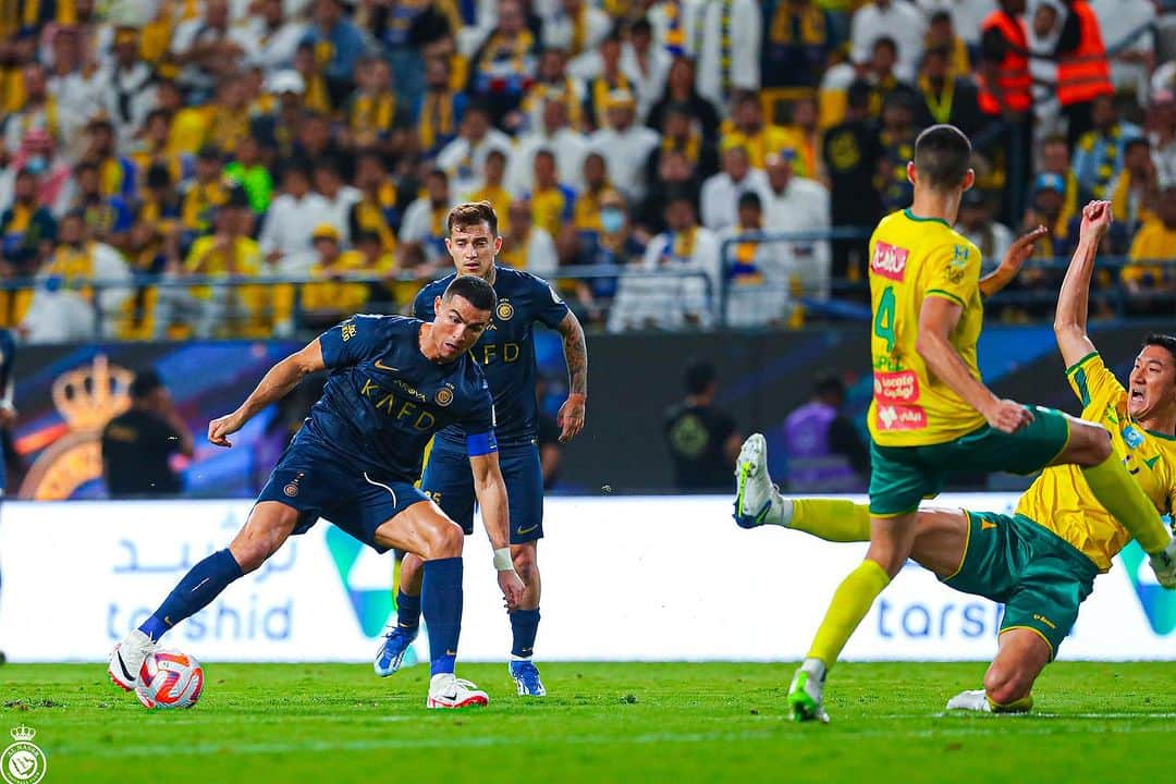 クリスティアーノ・ロナウドさんのインスタグラム写真 - (クリスティアーノ・ロナウドInstagram)「Solid win!💪🏼 We keep the pressure on! @alnassr 💛💙」11月5日 6時34分 - cristiano