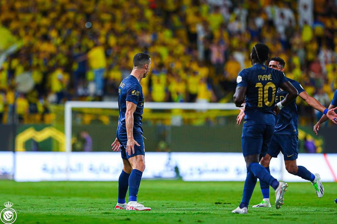 クリスティアーノ・ロナウドのインスタグラム：「Solid win!💪🏼 We keep the pressure on! @alnassr 💛💙」