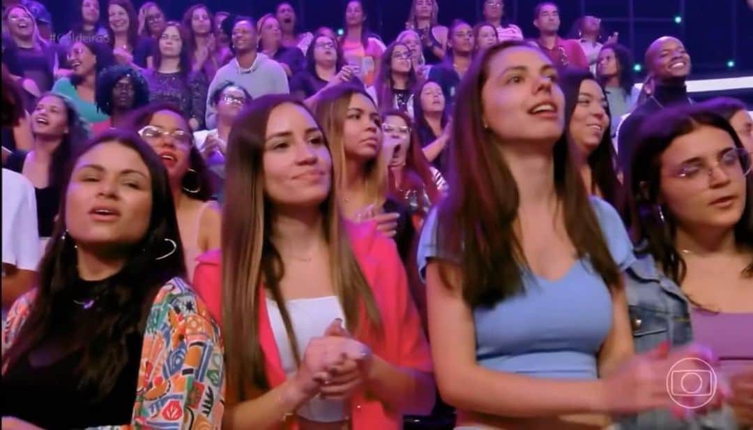 Sorriso Marotoのインスタグラム：「Turma, quem aí acompanhou a gente no @caldeiraodomion? 👀📺  Teve ELA numa versão ao vivo, homenagem e falamos um pouquinho do nosso projeto Espalhando Sorrisos do @sorrisoasantigas. Arrasta pro lado e veja alguns momentos. 💜  Obrigado pela recepção Mionzera, sempre bom participar do seu programa! 👊🏽」