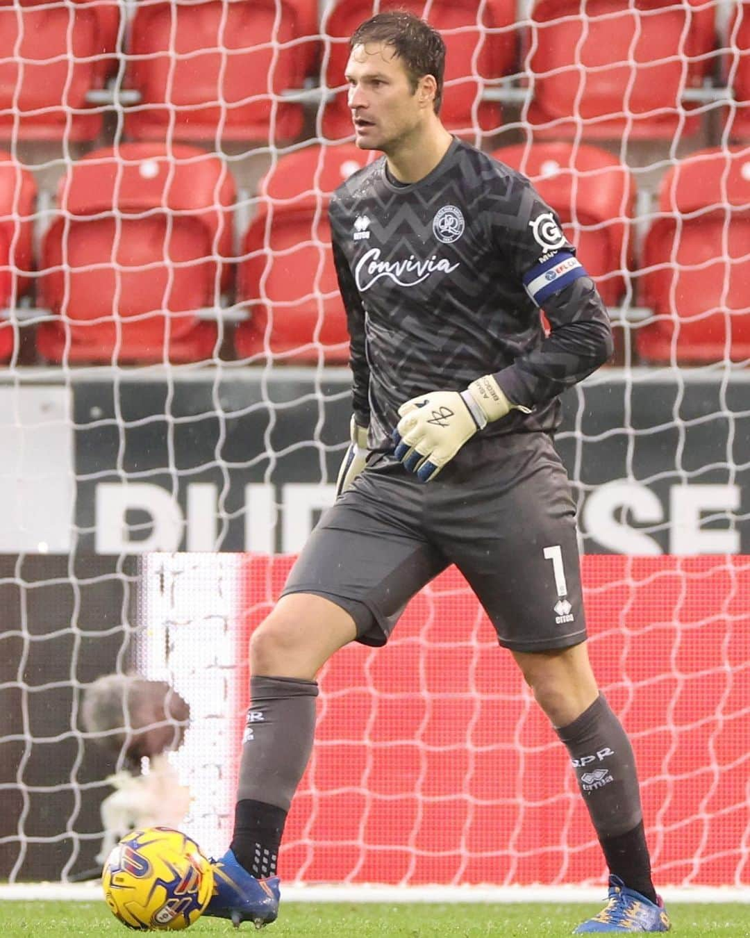 アスミル・ベゴヴィッチのインスタグラム：「A battling point on the road for us. Plenty to build on going forward. Amazing travelling support as always.   @officialqpr @ab1gk」