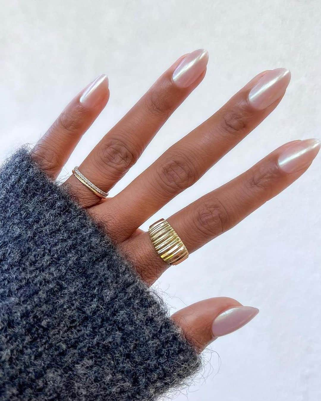 WHO WHAT WEARさんのインスタグラム写真 - (WHO WHAT WEARInstagram)「As beauty editors, we've heard plenty of horror stories from engaged friends who received a proposal when they least expected it—AKA their nails weren't done. It may seem like a small, trivial thing, but we like to be 100% prepared. If you even *suspect* that a proposal might be coming your way, we've asked nail artists to share what to get ahead of time. From pearl accents to “glazed donut” nails, head to the link in our bio for seven proposal- (and photo-) worthy manicures to try. photos: @harrietwestmoreland @imarninails @browngirlhands @themaniclub」11月5日 6時45分 - whowhatwear