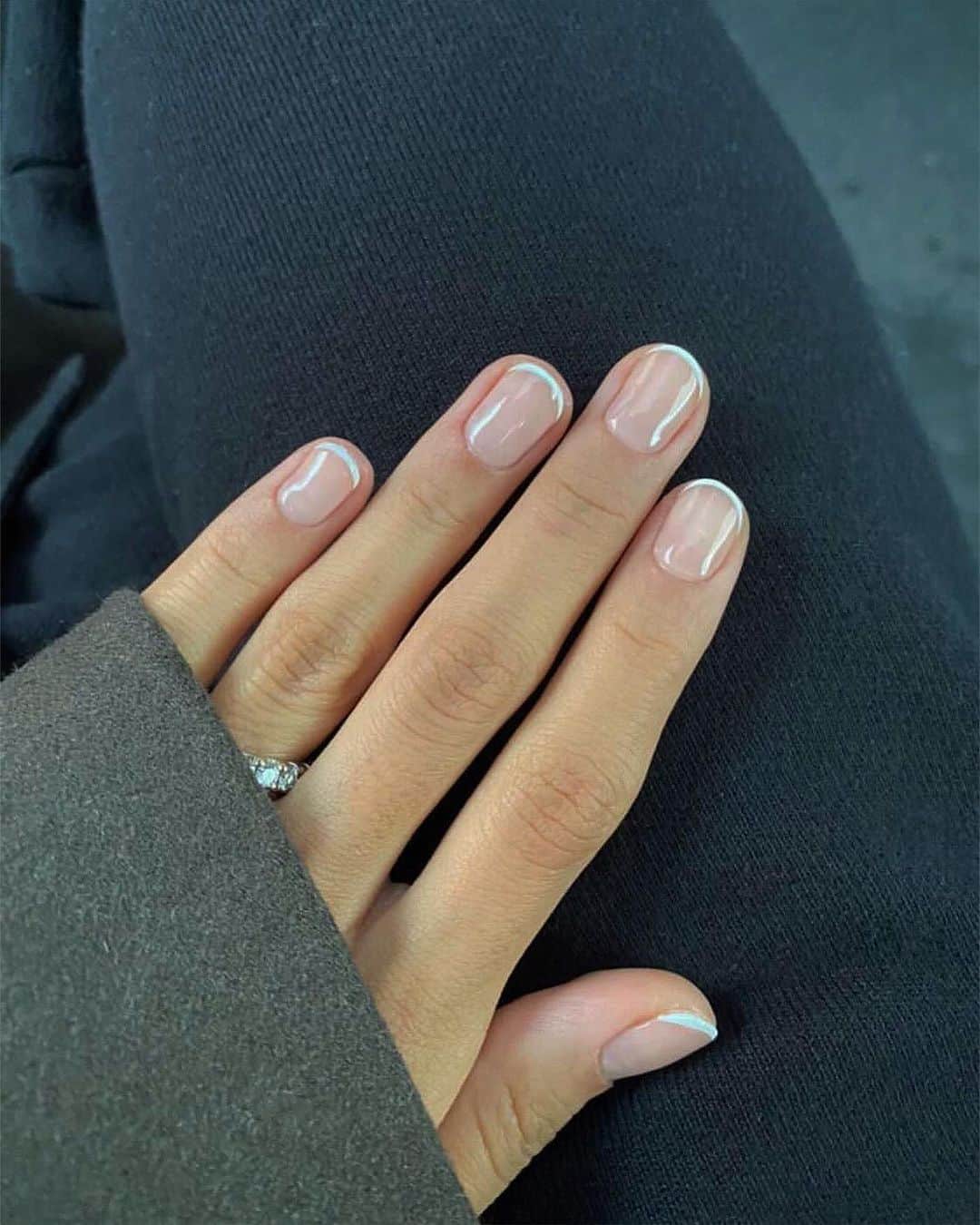 WHO WHAT WEARのインスタグラム：「As beauty editors, we've heard plenty of horror stories from engaged friends who received a proposal when they least expected it—AKA their nails weren't done. It may seem like a small, trivial thing, but we like to be 100% prepared. If you even *suspect* that a proposal might be coming your way, we've asked nail artists to share what to get ahead of time. From pearl accents to “glazed donut” nails, head to the link in our bio for seven proposal- (and photo-) worthy manicures to try. photos: @harrietwestmoreland @imarninails @browngirlhands @themaniclub」