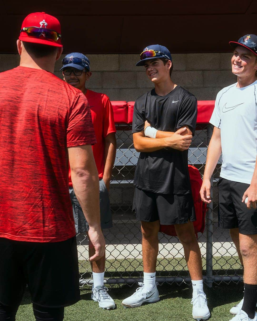 マイク・トラウトさんのインスタグラム写真 - (マイク・トラウトInstagram)「To celebrate the launch of the Trout 9 I was lucky enough to hangout with some young ballers from the Angels RBI program. No matter how many huge stadiums I play in, it's always important to me to stay connected to the life blood of this game, the youth. Every time @nikediamond and I create a new cleat, it's with the future of the game in mind.🤝」11月5日 6時55分 - miketrout