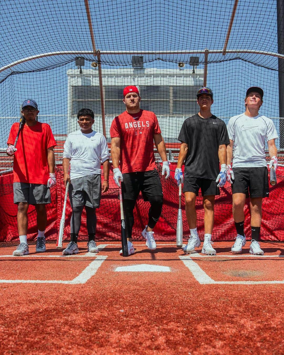 マイク・トラウトのインスタグラム：「To celebrate the launch of the Trout 9 I was lucky enough to hangout with some young ballers from the Angels RBI program. No matter how many huge stadiums I play in, it's always important to me to stay connected to the life blood of this game, the youth. Every time @nikediamond and I create a new cleat, it's with the future of the game in mind.🤝」