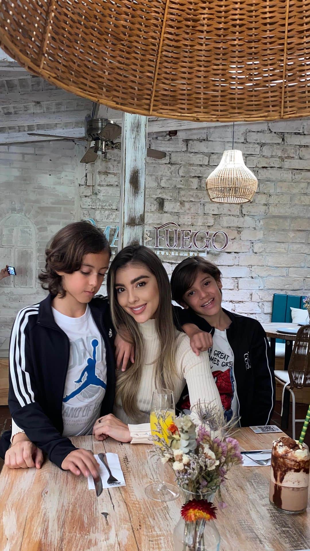 サンドラ・バレンシアのインスタグラム：「Y ustedes ya conocieron el mejor brunch de Medellín? @maryfuego.col 😜😋😎」