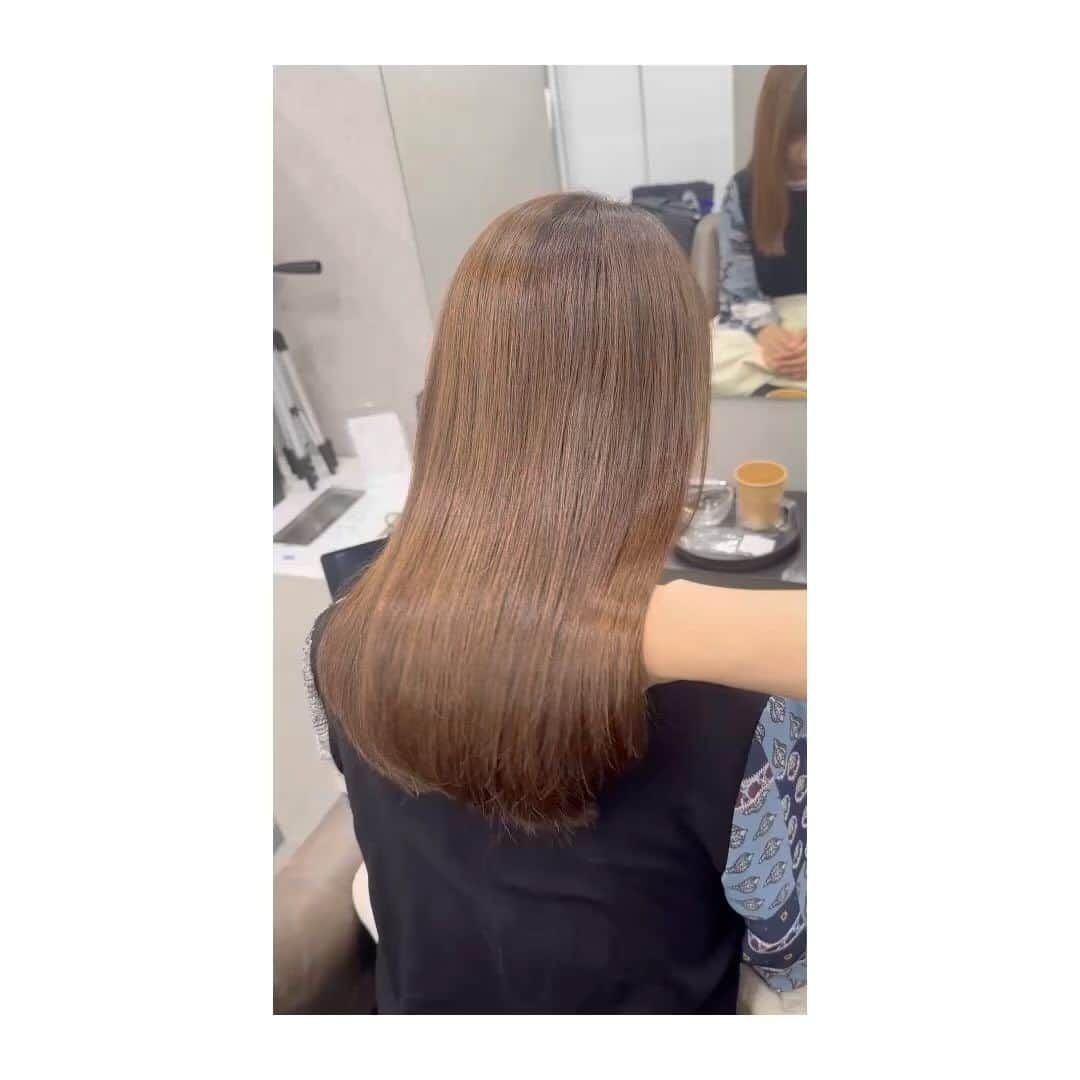 大原由美子のインスタグラム：「・ ・ 皆さま、おはようございま〜す♡ 今日はヘアサロンでのshot〜💇‍♀️ ・ お店は姫路にある… 「@slash_lifedesignsalon」（スラッシュ）さん♡ ・ コースはずっと続けてるおなじみのお任せコース。。。♡ なんだけど… 今回はなんとっ！！🫢 ・ 私にとって「記念日」でもあった！！😚 ・ お仕事上ずっと伸ばしてた前髪をついに！！ついに！！ 切ったのであ〜〜る！！🙌「前髪記念日！」よっ✨ 念願の前髪ちゃんよ♡こんにちは〜🤗 ・ 久しぶりすぎる前髪が愛おしい私であるっ🥹 ・ 私が思うに… 「1歳は…いやいや5歳は若返った！」🤭と… （そんな若返るはずはないのだが。。。😑） 自己満足の世界に浸っております😁 ・ 今回のカラーは秋カラー〜🍂 「マロンラベンダーアッシュ」🌰からの〜… 仕上げは「可愛いゆる〜い巻き髪に」💇‍♀️ 素敵すぎる仕上がりに大満足〜！！😆 ・ @ayumi_hiraoka さん♡ この度も本当にありがとうございました〜🙌 前髪もいろいろ考えてくださって感激です🥹 前髪も何もかもめちゃくちゃ気に入ってますっ👍 ・ 今日は6枚のpicをpostしま〜すっ✨ 動画からスタート〜👍 上の↑picを横に⇒swipeしてくださいね〜♡ ・ 今日は三連休最終日✨ 皆さま、素敵な休日をお過ごしくださ〜い🫶 ・ ・ #slash#サロンスタイル #ヘアサロン#✂︎#最幸かよ #髪質改善#ストレートヘア に憧れる#美は一日にしてならず #ヘアカラー でイメチェンしたよ#模特 カラーは#ハイライトなし#姫路サロン#💇‍♀️#✂️#カヌレ#モデル#サロモ もしてるよ#model#ヘアカタログ #ブリーチなし でこの透明感！#美髪#fashionmodel#美髪整形#トリートメント でサラッサラのつやっつや#모델#姫路#スラッシュ #姫路美容室 #美容day は私の癒し#メンテナンスデー」