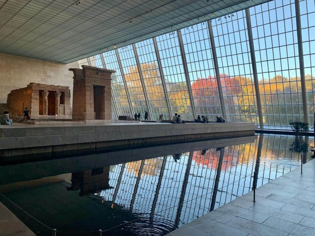 メトロポリタン美術館のインスタグラム：「“Every leaf speaks bliss to me, fluttering from the autumn tree.”  — Emily Brontë ⁣ We're kinda biased, but The Met is a pretty lovely place to spend your fall—and the leaf-peeping is absolutely top notch. 🍂 ⁣ ⁣ 📸 @janisgcecil」