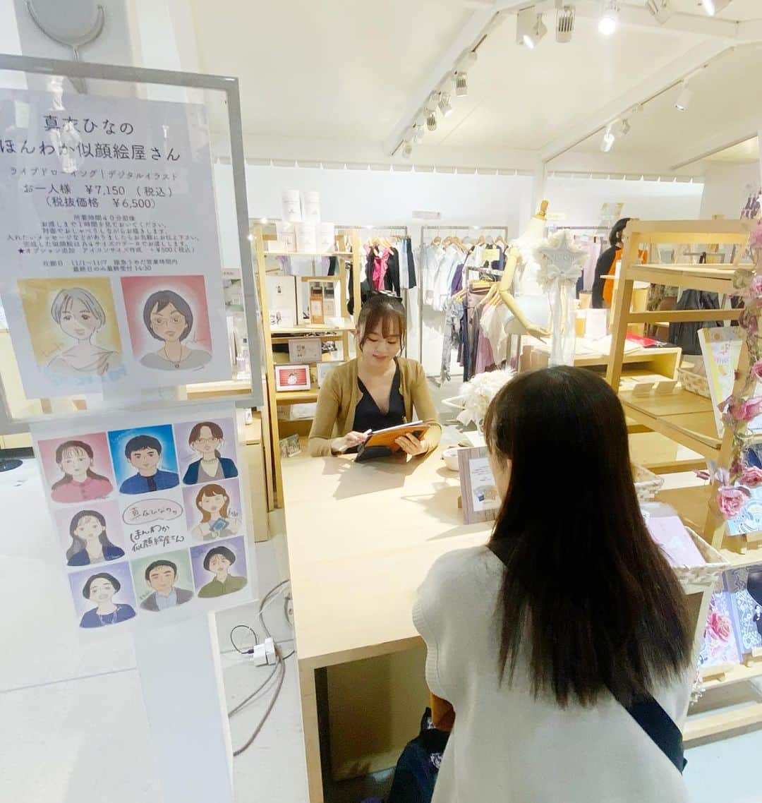 綺華れいさんのインスタグラム写真 - (綺華れいInstagram)「阪急うめだ本店１０階 『うめだスーク』にて開催中の 『Love＆DreamタカラジェンヌOGセレクト第１幕』 に行ってきましたー(* 'ᵕ' )☆  珠まゆらちゃんプロデュース アンボメー✨✨✨  ふみかちゃん(紫峰七海ちゃん)にも久しぶりに会ったよ✨  洗剤＆柔軟剤のトラベルセット✨ そして優秀すぎる染み抜きペンを プチプレゼント用に大量購入💕💕💕  私は何度かレギュラーサイズをプレゼントに使わせていただきましたが、毎回とても喜ばれます💁💕  https://www.embaumer.jp/c/itemlist/gr19  可愛いし、いい香りだし、優秀だし♥️ お手ごろ価格なトラベルセットはプチプレゼントにも最適✨ ファブリックスプレーも香り持ちが良く、いい気分に包まれます〜😍  トラベルセットと染み抜きペンはポップアップ限定なのかな？ オンラインショップにはまだ登場していなかったので ぜひこの機会にお買い求めくださいませ💁💖  ✼••┈┈┈┈┈┈┈┈┈┈┈┈••✼  そして真衣ひなのちゃんのブースにもお邪魔して✨  こちらは可愛いイラストのキャンバスやポストカード✨  なんとその場で似顔絵も描いていただけます💁💕 お客様とお喋りしながらのほんわか似顔絵タイム🍀 ハイテク似顔絵は見ていても楽しすぎる＆スゴすぎる‼️  超絶可愛いショットを激写🥳💖  まだ予約の空いている時間もありそうなので要チェックです✨  ✼••┈┈┈┈┈┈┈┈┈┈┈┈••✼  そして貴千碧ちゃんの椎茸昆布『喜昆布』😊  こちらも何度か購入させて頂いておりますが✨ 食べて美味し♥️プレゼントにも良き良き♥️  ✼••┈┈┈┈┈┈┈┈┈┈┈┈••✼  楓ゆきさん(「NAWA」レオタード)  ウエスト切り替えのレオタードは、お稽古スカートと合わせるとめっちゃいい感じ、な感じ😆💕 娘役気分爆上がりですやん💖💖💖  レオタードなどのバレエ商品から、バッグやポーチ、ノート等のステーショナリーまで各種✨✨✨ バレエ女子ならずとも必見ですね🩰💕︎  ✼••┈┈┈┈┈┈┈┈┈┈┈┈••✼  美蘭レンナさん(アロマキャンドル/サシェ)  手作りの可愛すぎるキャンドルやサシェがいっぱい✨✨✨  実は私も自分でキャンドル作りたいなーと あれこれ検索していた時期があり🤗  材料に拘るとめっちゃ高なるやん💨と断念🤣 (知る人ぞ知るコダワリマンなので🤷)  作る工程を想像しながら、 「楽しそー💕可愛いー💖すっごー✨✨✨」と 萌え萌えしておりました🤩✨  今のシーズンにピッタリな品揃えですよ🎄.*🎁💕  ✼••┈┈┈┈┈┈┈┈┈┈┈┈••✼  宝塚OGによるポップアップショップ💁✨ 見てるだけで、居るだけで、 キラキラ気分があがります💖💖💖  私もまた出店に参加したくなりました🤭💕  ぜひお立ち寄りくださいませー💫  ✼••┈┈┈┈┈┈┈┈┈┈┈┈┈┈┈┈••✼  ⚫︎POPUP  『Love＆Dream タカラジェンヌOGセレクト第１幕』  日時：11月1日(水)～7日(火) 営業時間午前１０時～午後８時 最終日は午後４時まで  場所：阪急うめだ本店１０階 『うめだスーク』中央街区８・１０番小屋  #阪急梅田本店 #うめだスーク #ポップアップ #ラブアンドドリーム #タカラジェンヌogセレクト #珠まゆら #アンボメー #真衣ひなの #似顔絵  #貴千碧 #喜昆布 #楓ゆき  #レオタード #美蘭レンナ  #キャンドル  #サシェ #週末ショッピング #鳴海じゅん #綺華れい #宝塚og」11月5日 6時51分 - rei_ayaka