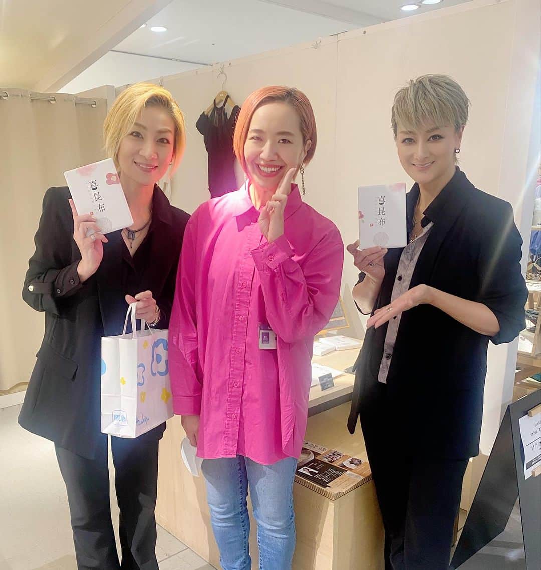 綺華れいさんのインスタグラム写真 - (綺華れいInstagram)「阪急うめだ本店１０階 『うめだスーク』にて開催中の 『Love＆DreamタカラジェンヌOGセレクト第１幕』 に行ってきましたー(* 'ᵕ' )☆  珠まゆらちゃんプロデュース アンボメー✨✨✨  ふみかちゃん(紫峰七海ちゃん)にも久しぶりに会ったよ✨  洗剤＆柔軟剤のトラベルセット✨ そして優秀すぎる染み抜きペンを プチプレゼント用に大量購入💕💕💕  私は何度かレギュラーサイズをプレゼントに使わせていただきましたが、毎回とても喜ばれます💁💕  https://www.embaumer.jp/c/itemlist/gr19  可愛いし、いい香りだし、優秀だし♥️ お手ごろ価格なトラベルセットはプチプレゼントにも最適✨ ファブリックスプレーも香り持ちが良く、いい気分に包まれます〜😍  トラベルセットと染み抜きペンはポップアップ限定なのかな？ オンラインショップにはまだ登場していなかったので ぜひこの機会にお買い求めくださいませ💁💖  ✼••┈┈┈┈┈┈┈┈┈┈┈┈••✼  そして真衣ひなのちゃんのブースにもお邪魔して✨  こちらは可愛いイラストのキャンバスやポストカード✨  なんとその場で似顔絵も描いていただけます💁💕 お客様とお喋りしながらのほんわか似顔絵タイム🍀 ハイテク似顔絵は見ていても楽しすぎる＆スゴすぎる‼️  超絶可愛いショットを激写🥳💖  まだ予約の空いている時間もありそうなので要チェックです✨  ✼••┈┈┈┈┈┈┈┈┈┈┈┈••✼  そして貴千碧ちゃんの椎茸昆布『喜昆布』😊  こちらも何度か購入させて頂いておりますが✨ 食べて美味し♥️プレゼントにも良き良き♥️  ✼••┈┈┈┈┈┈┈┈┈┈┈┈••✼  楓ゆきさん(「NAWA」レオタード)  ウエスト切り替えのレオタードは、お稽古スカートと合わせるとめっちゃいい感じ、な感じ😆💕 娘役気分爆上がりですやん💖💖💖  レオタードなどのバレエ商品から、バッグやポーチ、ノート等のステーショナリーまで各種✨✨✨ バレエ女子ならずとも必見ですね🩰💕︎  ✼••┈┈┈┈┈┈┈┈┈┈┈┈••✼  美蘭レンナさん(アロマキャンドル/サシェ)  手作りの可愛すぎるキャンドルやサシェがいっぱい✨✨✨  実は私も自分でキャンドル作りたいなーと あれこれ検索していた時期があり🤗  材料に拘るとめっちゃ高なるやん💨と断念🤣 (知る人ぞ知るコダワリマンなので🤷)  作る工程を想像しながら、 「楽しそー💕可愛いー💖すっごー✨✨✨」と 萌え萌えしておりました🤩✨  今のシーズンにピッタリな品揃えですよ🎄.*🎁💕  ✼••┈┈┈┈┈┈┈┈┈┈┈┈••✼  宝塚OGによるポップアップショップ💁✨ 見てるだけで、居るだけで、 キラキラ気分があがります💖💖💖  私もまた出店に参加したくなりました🤭💕  ぜひお立ち寄りくださいませー💫  ✼••┈┈┈┈┈┈┈┈┈┈┈┈┈┈┈┈••✼  ⚫︎POPUP  『Love＆Dream タカラジェンヌOGセレクト第１幕』  日時：11月1日(水)～7日(火) 営業時間午前１０時～午後８時 最終日は午後４時まで  場所：阪急うめだ本店１０階 『うめだスーク』中央街区８・１０番小屋  #阪急梅田本店 #うめだスーク #ポップアップ #ラブアンドドリーム #タカラジェンヌogセレクト #珠まゆら #アンボメー #真衣ひなの #似顔絵  #貴千碧 #喜昆布 #楓ゆき  #レオタード #美蘭レンナ  #キャンドル  #サシェ #週末ショッピング #鳴海じゅん #綺華れい #宝塚og」11月5日 6時51分 - rei_ayaka