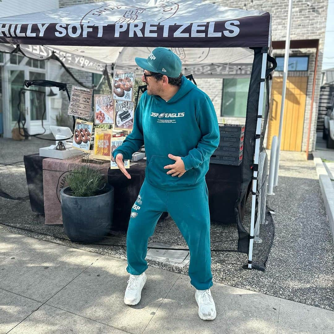 アダム・シャピロさんのインスタグラム写真 - (アダム・シャピロInstagram)「Decked out in the @jsp @jimmygorecki @philadelphiaeagles Colab sweats and hat. And then @alexjwyse and @ktqlowes show up at the pop up and all of a sudden it’s a party」11月5日 6時51分 - shappyshaps