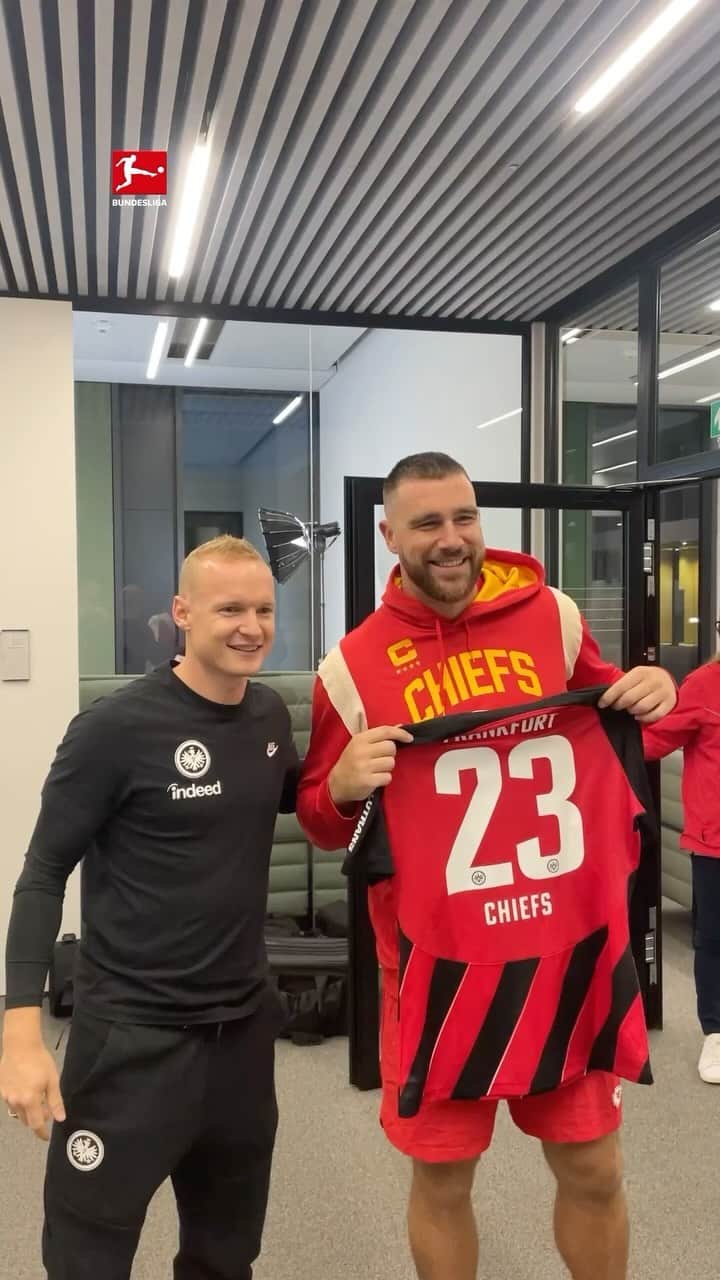 アイントラハト・フランクフルトのインスタグラム：「@KillaTrav loves his new @EintrachtFrankfurt jersey 🔥  Even if it is a little too small for him 🤣  @NFL | #NFLFrankfurtGames | #Bundesliga | @RodeSebastian」